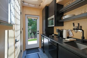 Private kitchen - Bunkies-the Commissioner (Ottawa)