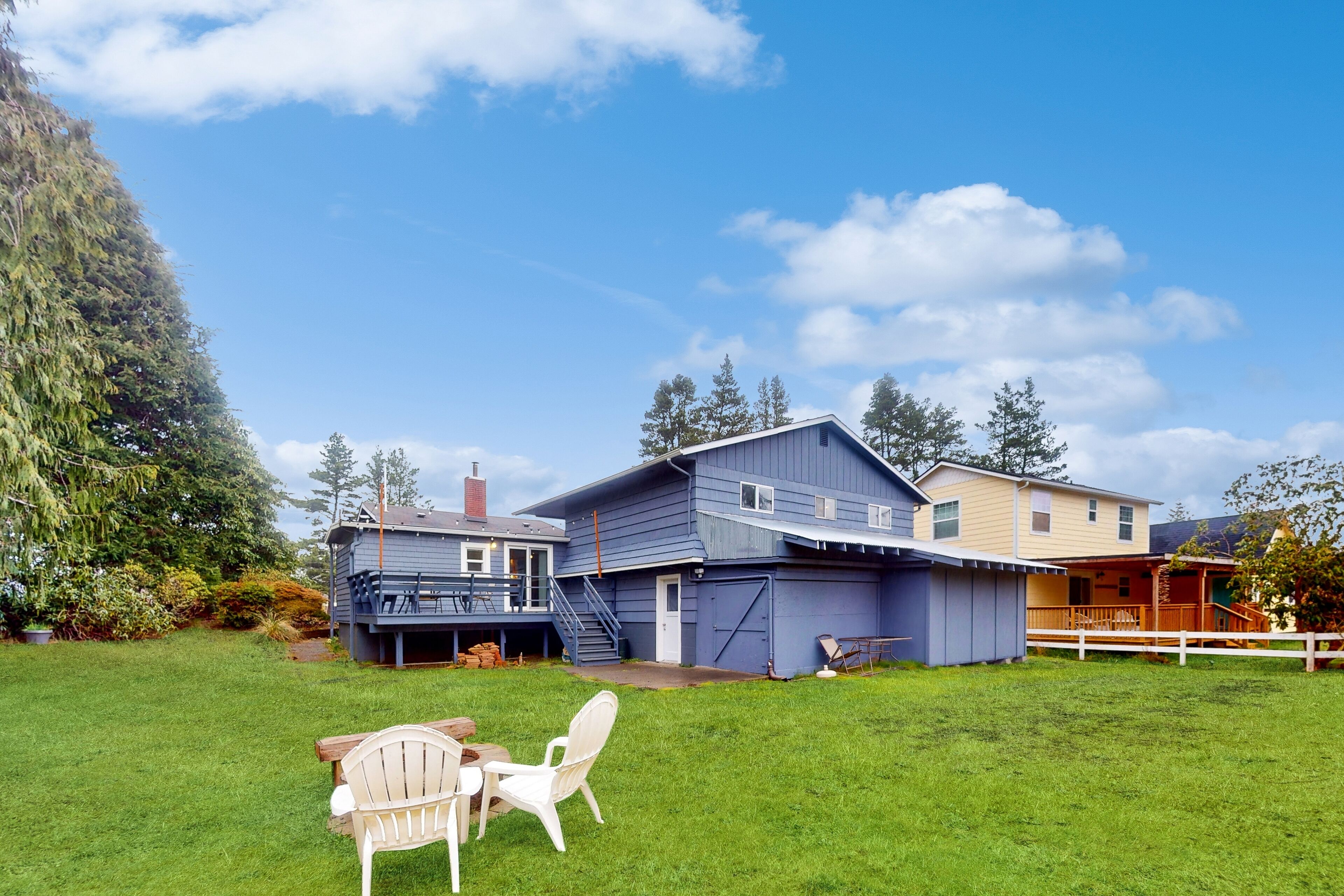 Home with outdoor dining, grill, firepit, office space, & washer/dryer