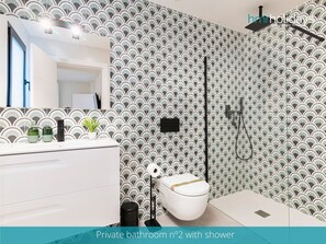 Een douche, een haardroger, handdoeken