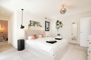 3 slaapkamers, een strijkplank/strijkijzer, gratis wifi, beddengoed