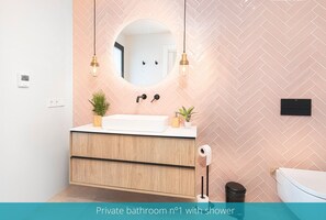 Een douche, een haardroger, handdoeken
