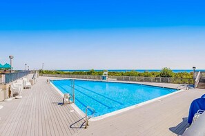 Innendørsbasseng og et oppvarmet basseng