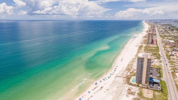 Playa en los alrededores y camastros 