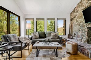 Een televisie en boeken