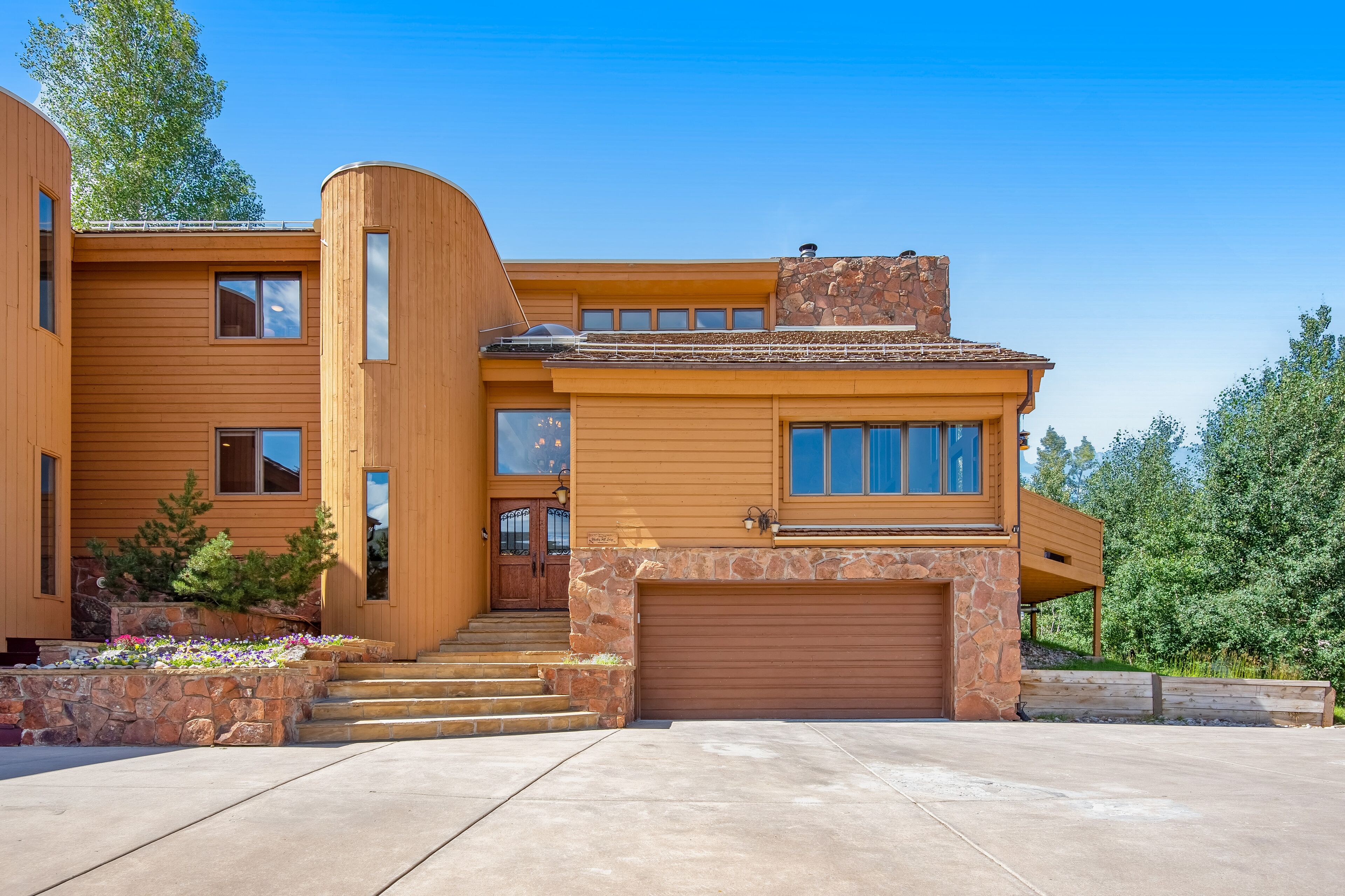 Luxe alpine lodge with private hot tub, amazing view, lovely deck, & patio