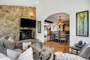 Een televisie en boeken