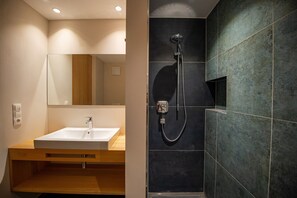 Dusche, Haartrockner, Handtücher, Toilettenpapier