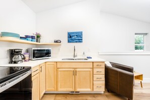 Réfrigérateur, four à micro-ondes, un four, surface de cuisson
