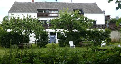 Idyllic location on the Wennsee and 10 min walk to the beach with beautiful garden.