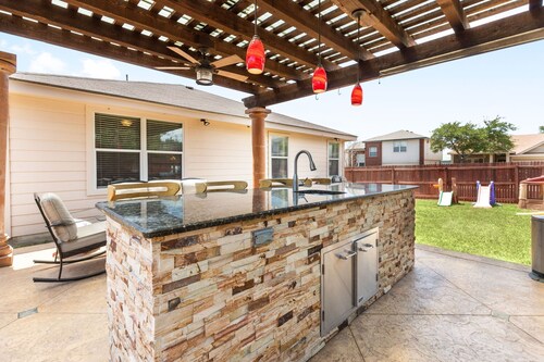 Texas Two Step - welcoming getaway at the steps of Sea World, near BMT!