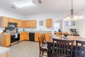 Fridge, microwave, oven, stovetop - Texas Two Step - welcoming getaway at the steps of Sea World, near BMT! (San Antonio)