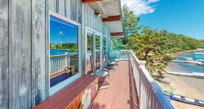 Charming lakehouse with grill, balcony, kayaks, & fast WiFi