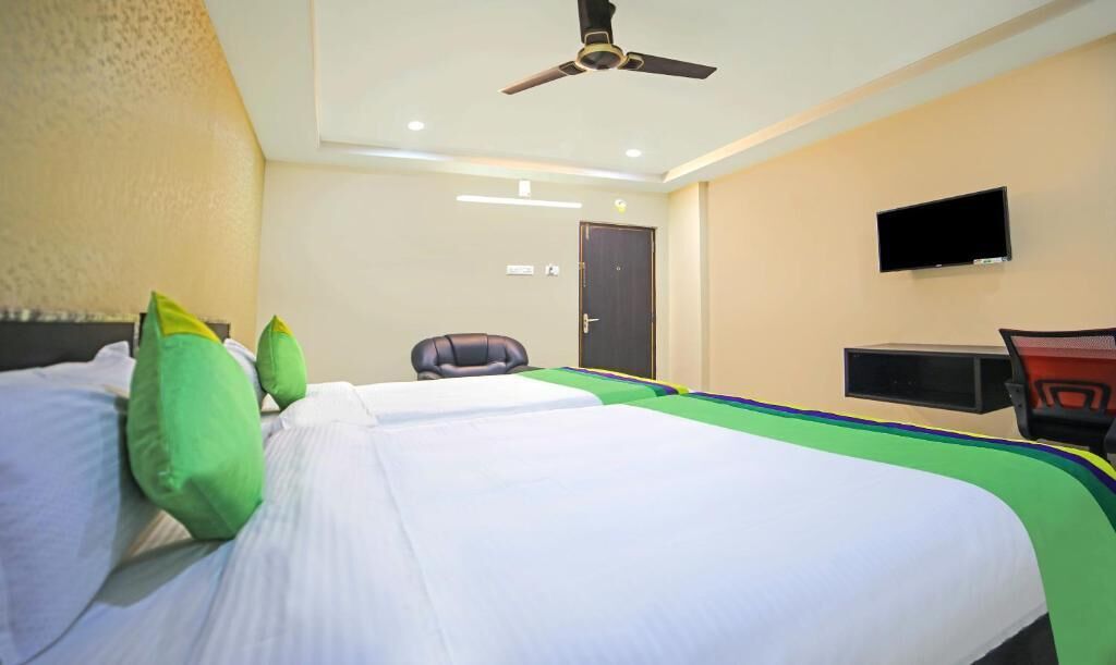 deluxe twin room | pillow-top beds, desk, laptop workspace, free wifi