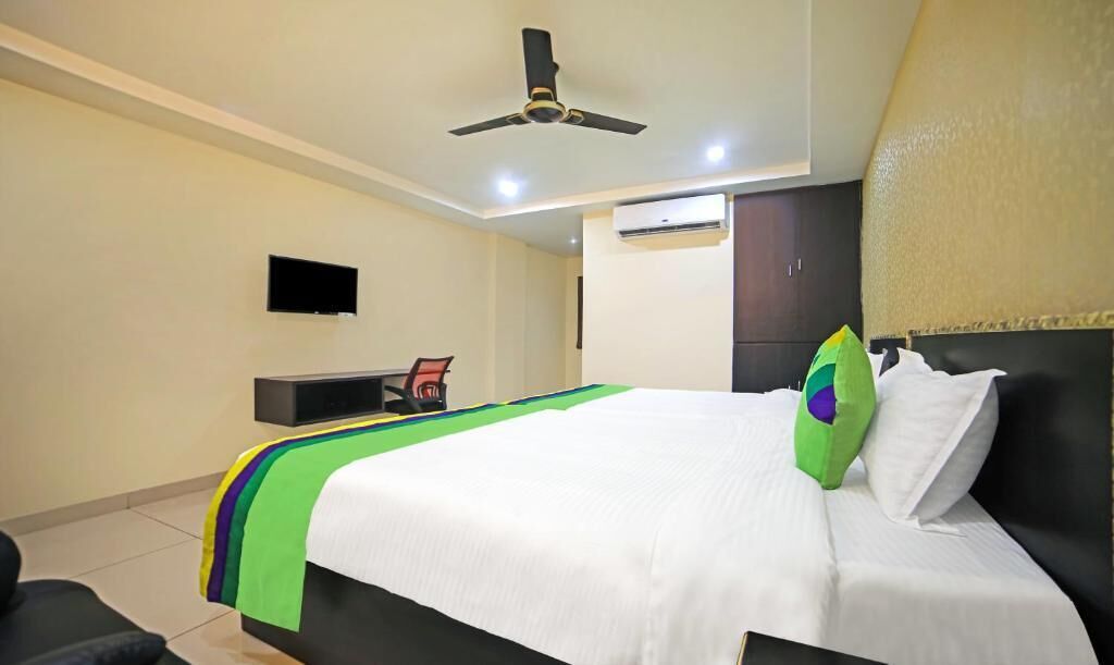 deluxe twin room | pillow-top beds, desk, laptop workspace, free wifi