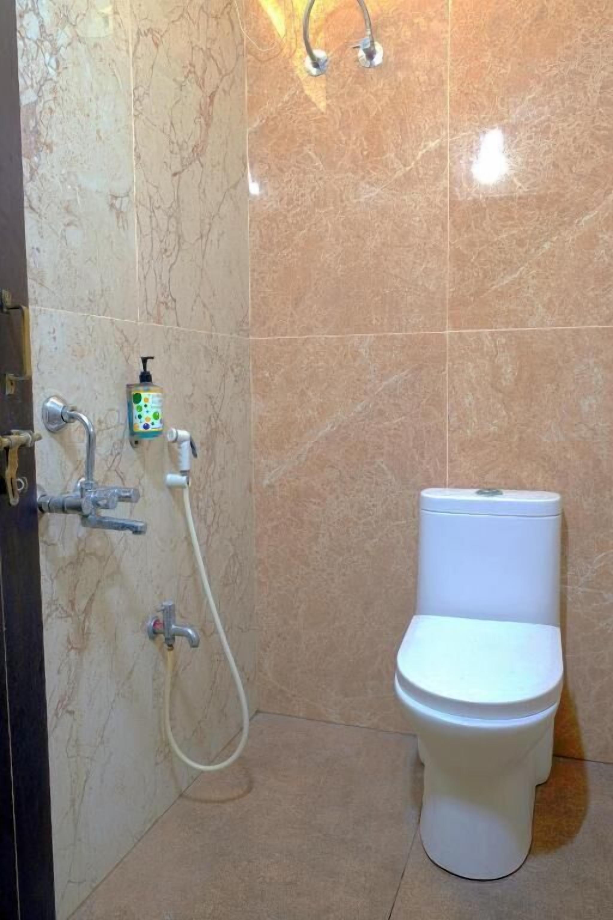 deluxe twin room | bathroom | shower, towels