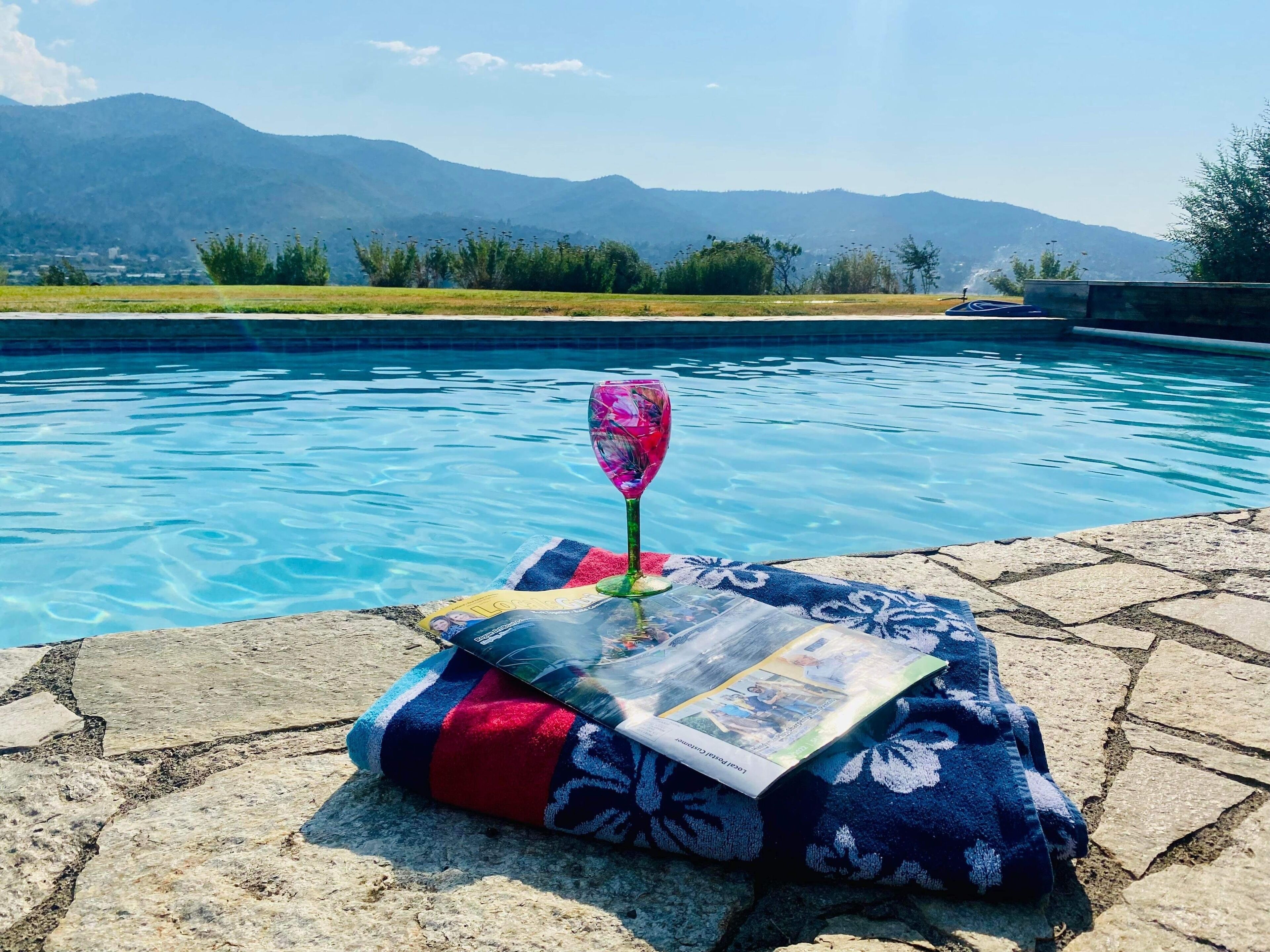 Utendørsbasseng og et oppvarmet basseng