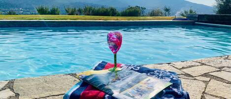 Una piscina al aire libre, una piscina climatizada