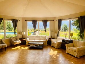 TV connectée, cheminée, table de tennis de table