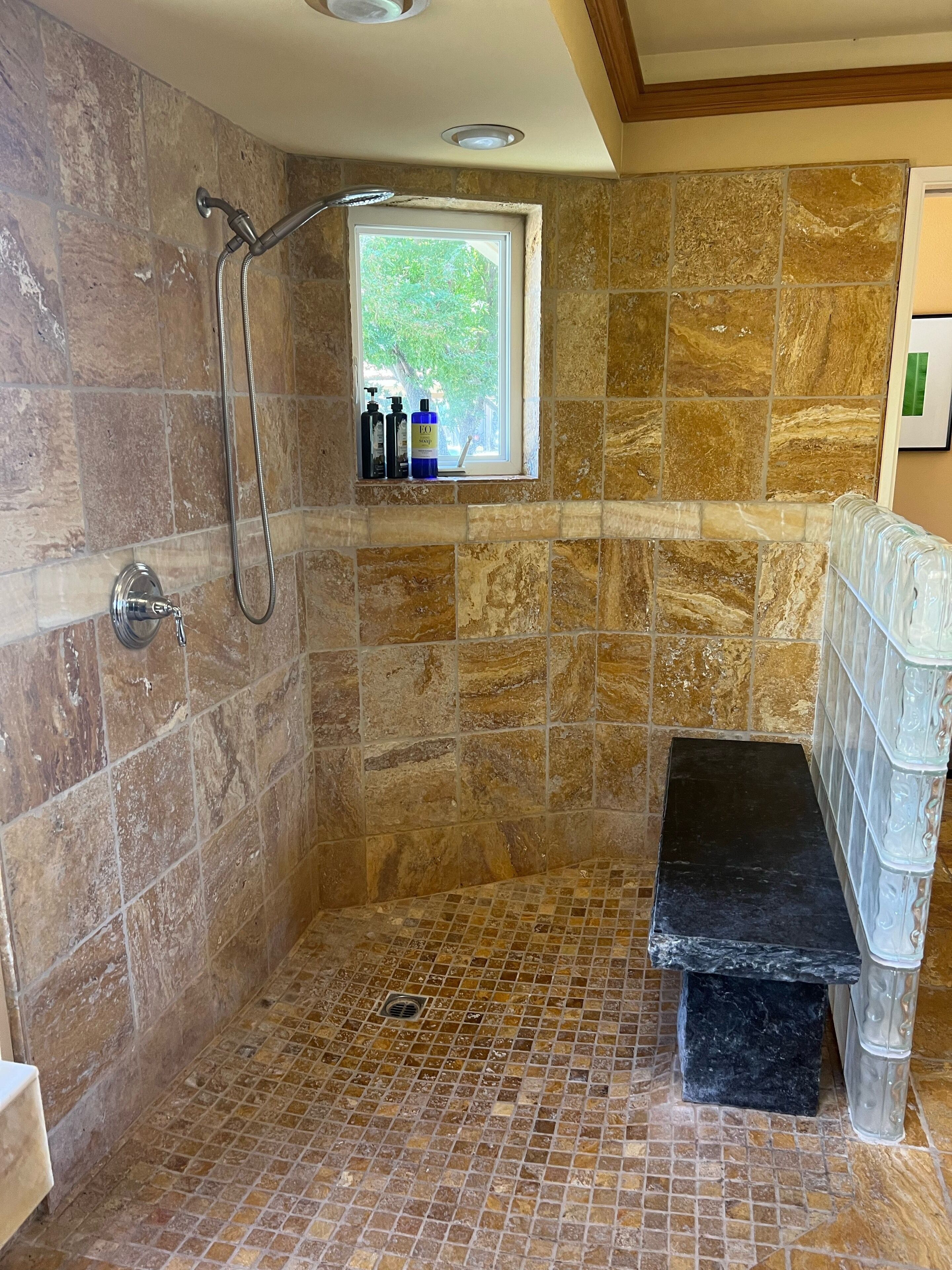Ensemble douche/baignoire, sèche-cheveux, serviettes fournies, savon
