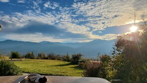 Property grounds - Come stay at our farmhouse! A place to integrate all the beauty surrounding you! (Ashland)