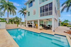 حمّام سباحة مُدفَّأ