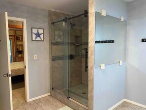 Dusche, Haartrockner, Handtücher, Seife