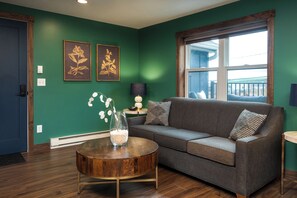 Smart TV, chimenea, tenis de mesa y libros 