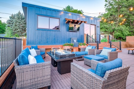 Terraza o patio. Gather Together | Rooftop Patio Retreat | Downtown