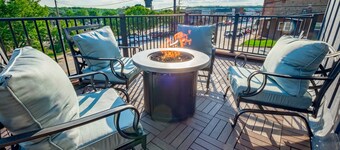 Full Kitchen | Private Deck | Lounge Downtown