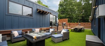 Full Kitchen | Private Deck | Lounge Downtown