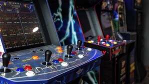 Steuerung eines Arcade-Spiels mit digitalem Display und Joystick-Tasten.