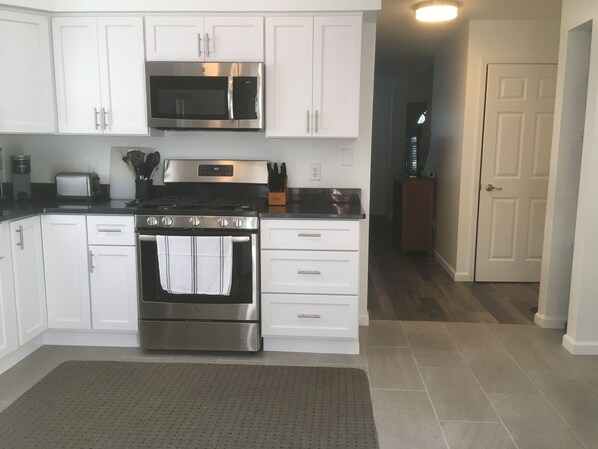 Fridge, microwave, oven, stovetop - Centrally located 2-bedroom townhome near it all. (Traverse City)