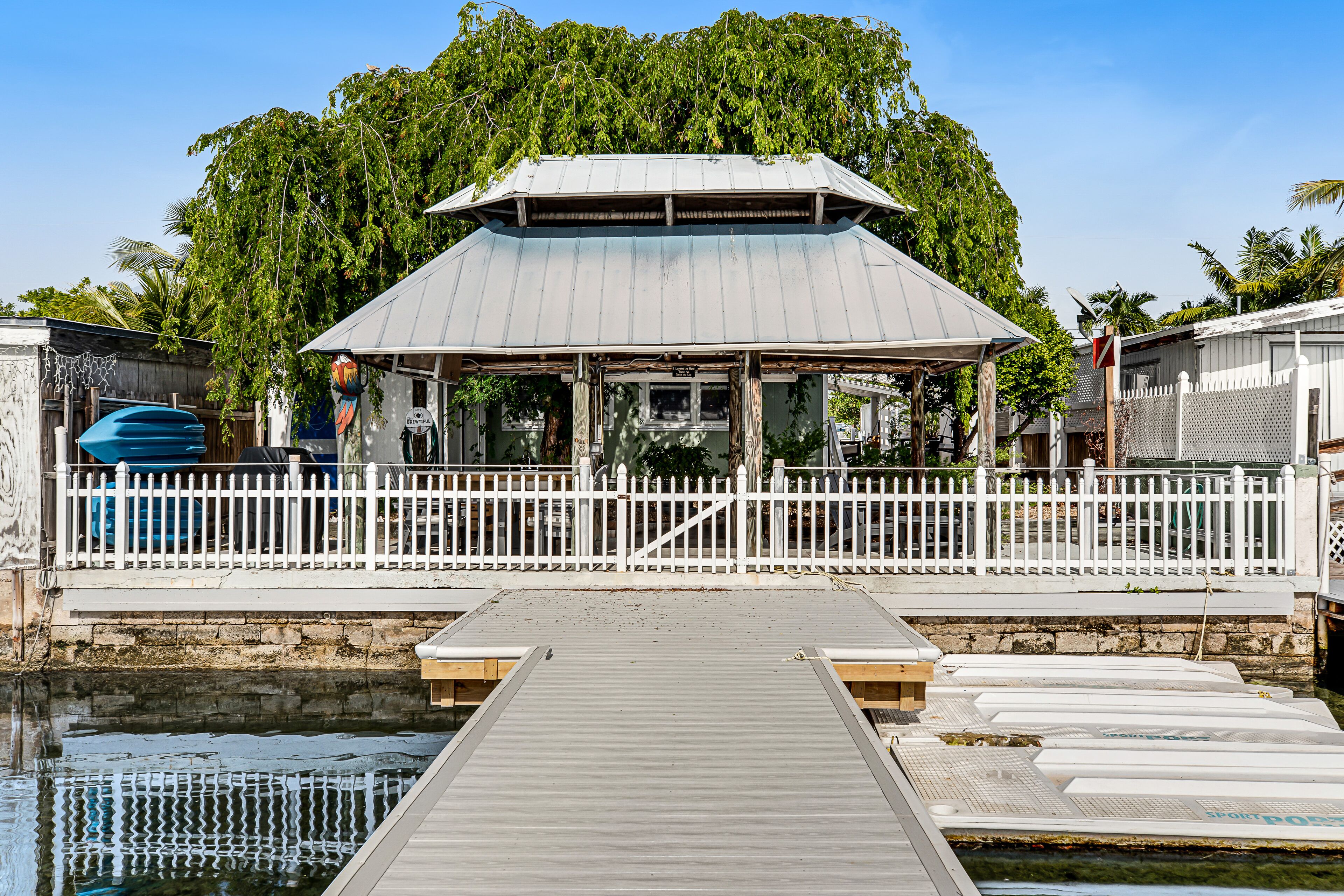 Bayfront bungalow with private dock, kayaks, SUPs, tiki hut & pool access