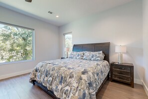 4 bedrooms, iron/ironing board, internet, bed sheets