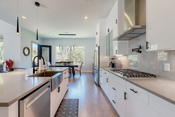 Refrigerador, microondas, horno y parrilla de estufa 