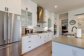 Refrigerador, microondas, horno y parrilla de estufa 