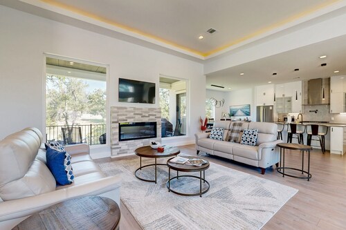 Luxury hill country home in Horseshoe Bay near Lake LBJ & golfing with gameroom