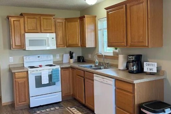 Frigorifero, microonde, piano cottura, macchina per tè/caffè