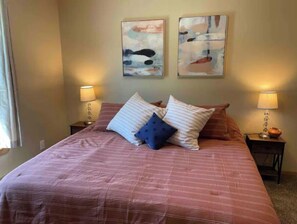 2 bedrooms, free WiFi, bed sheets - Sweet Escape, next to C-I bike/snowmobile trail. (Crosby)