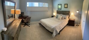 2 makuuhuonetta, työpöytä, silitysrauta/-lauta, ilmainen Wi-Fi