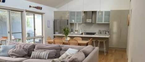 Televisie, een open haard en boeken