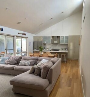 Téléviseur, foyer, livres