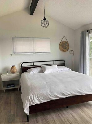 4 Schlafzimmer, Schreibtisch, Bügeleisen/Bügelbrett, WLAN