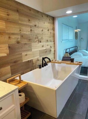 Badewanne, Haartrockner, Handtücher, Seife