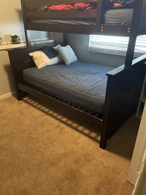 2 habitaciones, tabla de planchar con plancha, wifi y ropa de cama