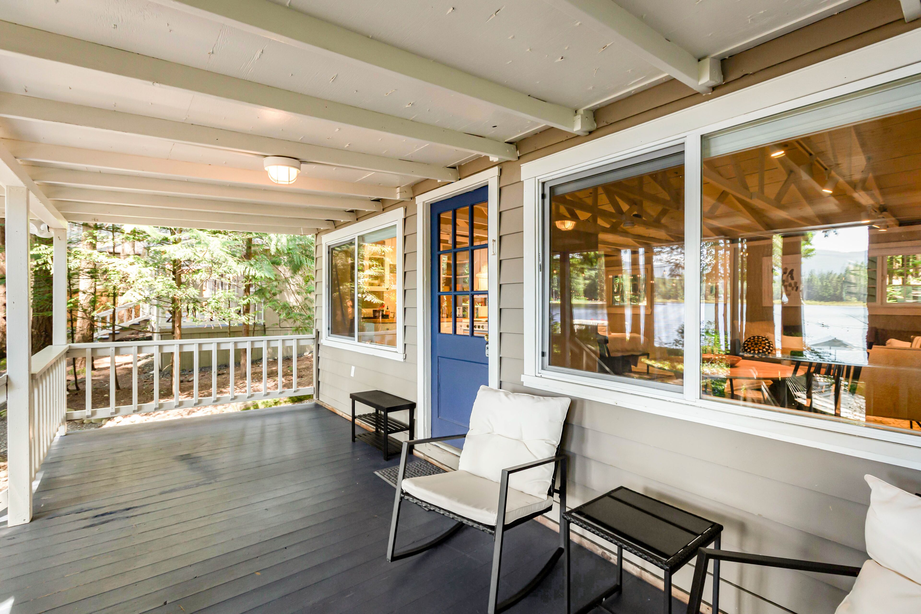 Luxe lakeside cottage with furnished porch, 2 docks, firepit & deck