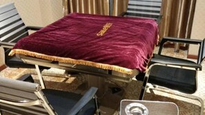 Une pièce comprenant un lit, une table et deux chaises.
