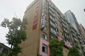 Un edificio de varios pisos con señalización que indica un hotel y un centro de negocios.