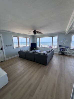 Smart-TV, DVD-spiller og bøker