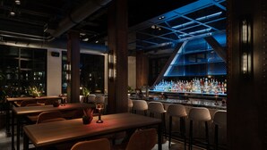 A bar area with multiple seating arrangements and a well-stocked bar counter. - Element by Marriott San Antonio Riverwalk (San Antonio)